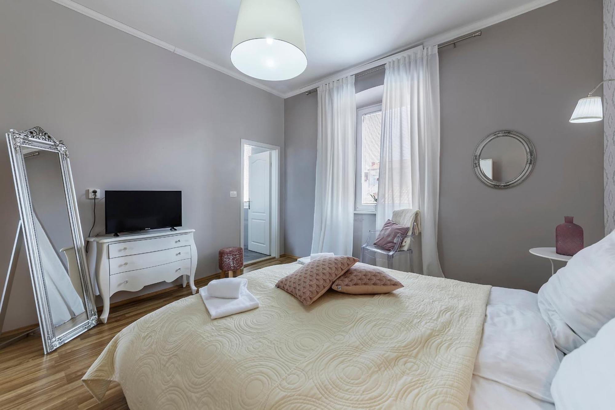 Captain Emo City Apartments بولا المظهر الخارجي الصورة